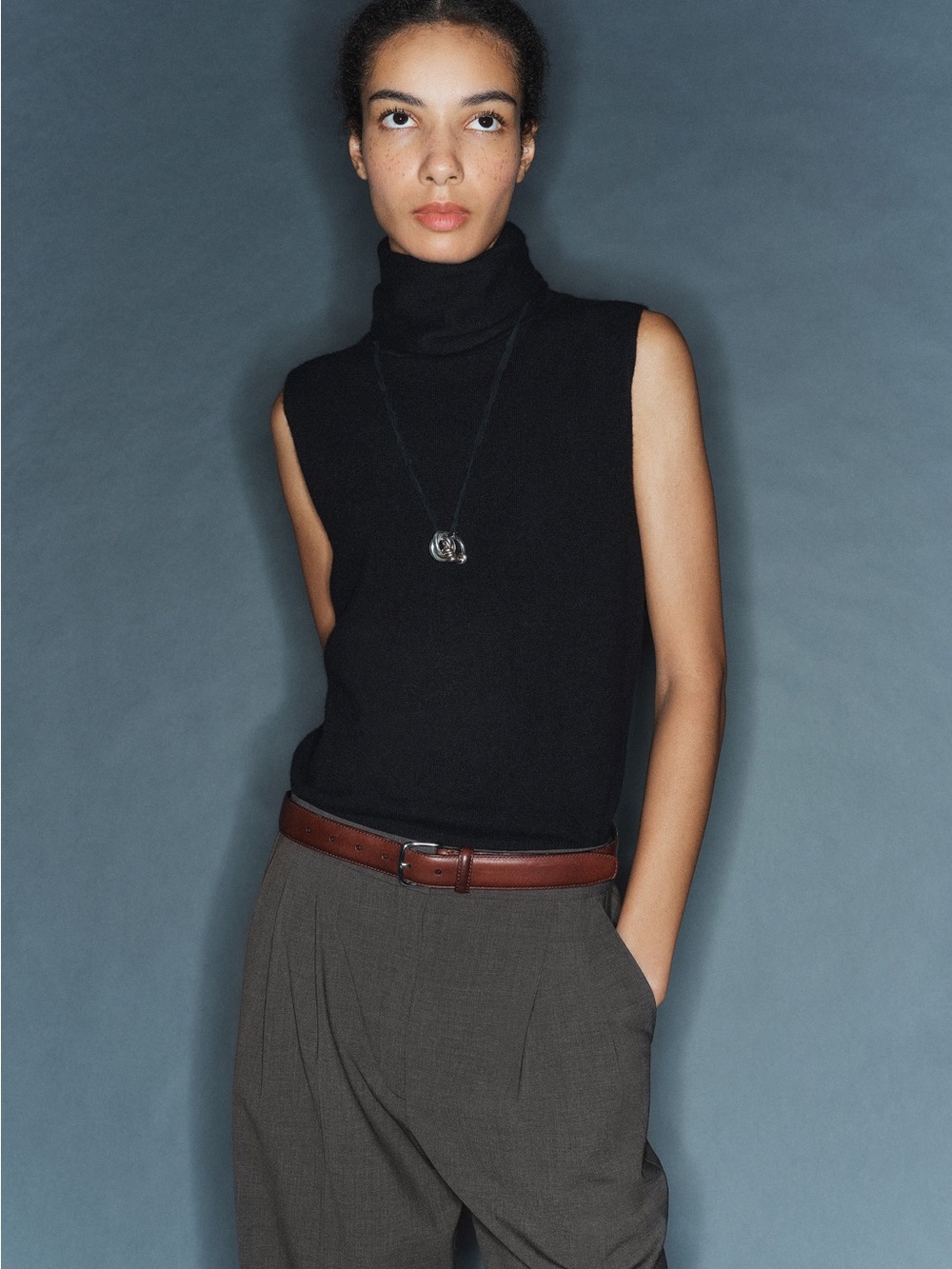 Aritzia 100% cashmere sleeveless turtleneck knit top - Black/XXS